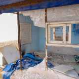 Subito a destra veniamo �accolti� da un locale dal tetto pericolante che ospitava gli uffici